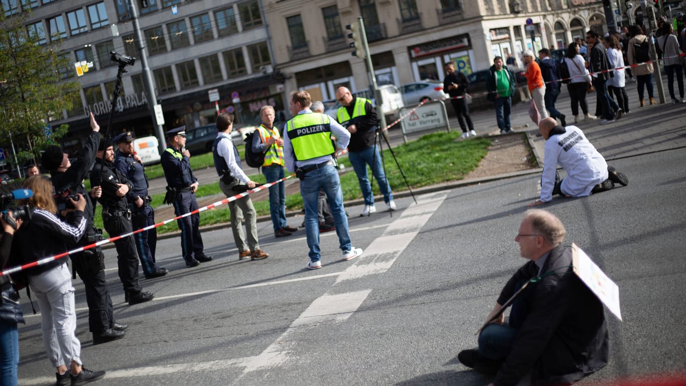 Klimaaktivisten kleben sich auf einer Straße in München fest (Archivbild): Für 33 Aktivisten ordneten Richter Gewahrsam an.