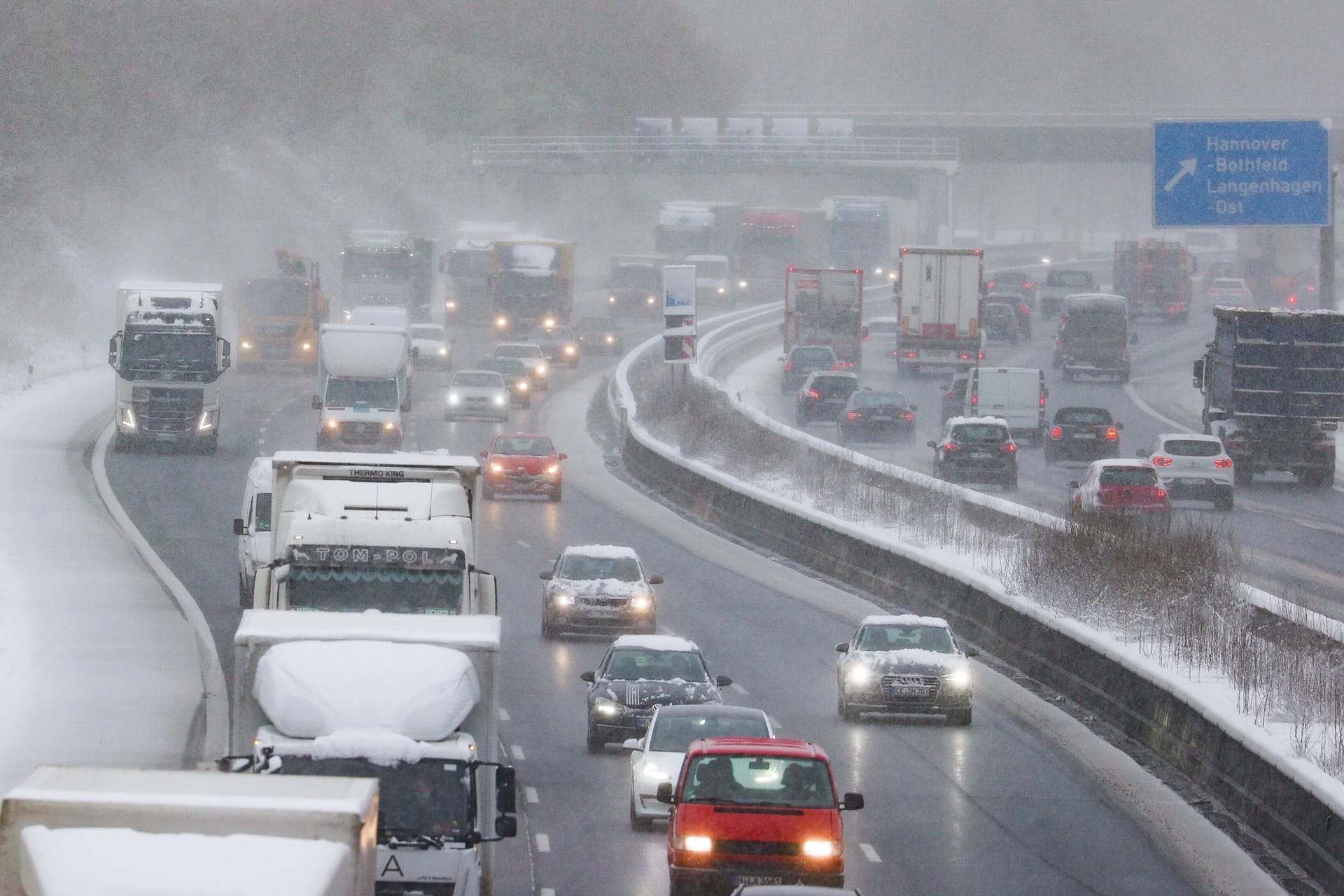 Schneetreiben in Niedersachsen (Archivbild): So viel Schnee wird wohl nicht erwartet, aber in einigen Regionen könnte es dennoch einige Flocken am Wochenende schneien.