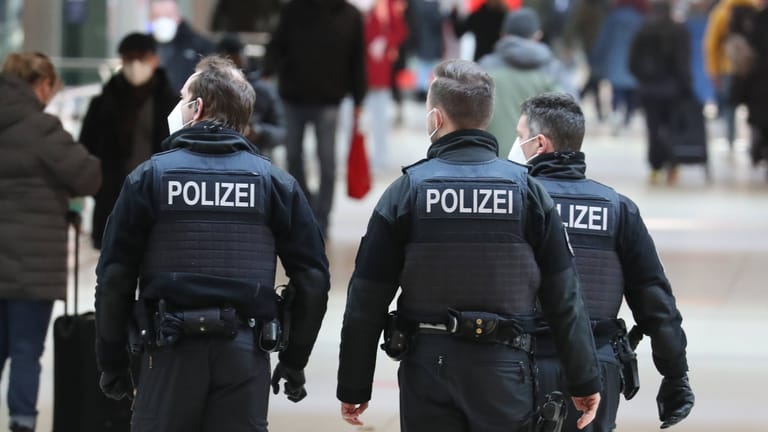Einsatzkräfte der Bundespolizei im Hauptbahnhof Hannover (Archivbild): Am Montag wurde ein Haftbefehl vollstreckt.