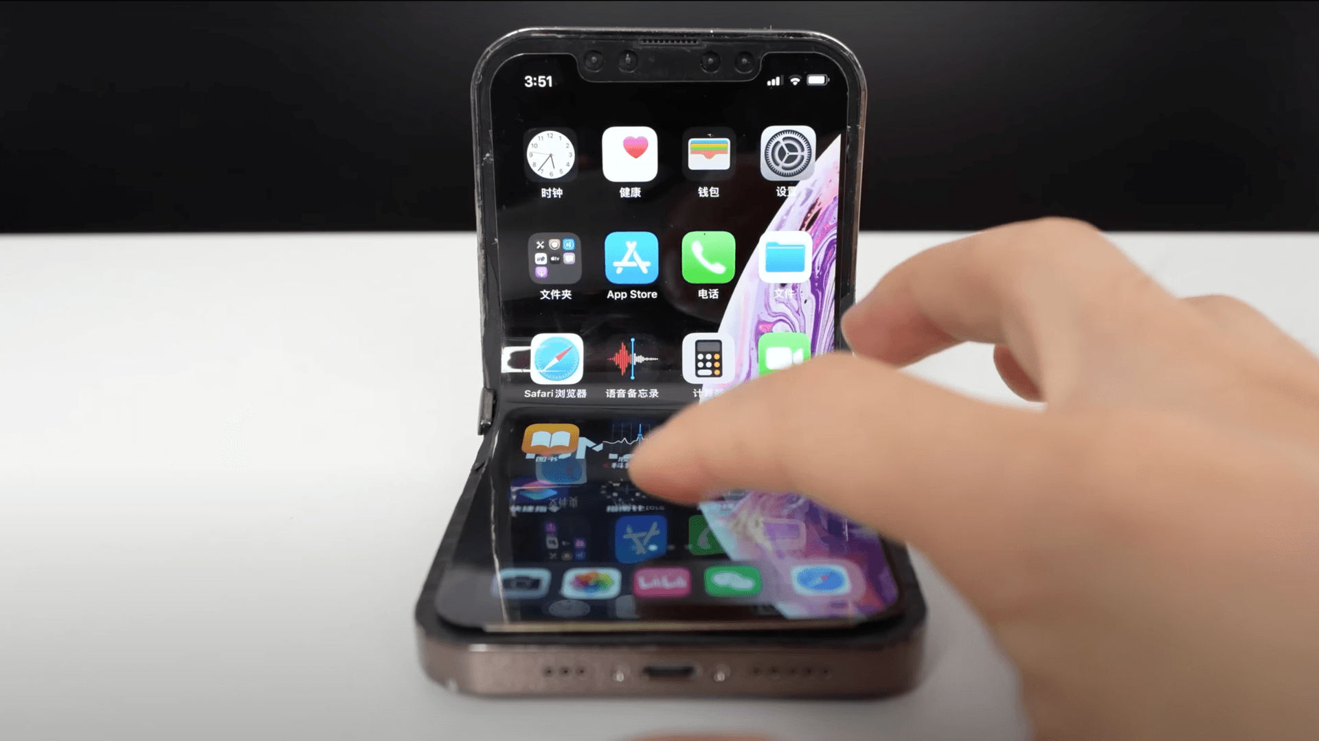 "iPhone V"-Experiment: Chinesische Bastler zeigen ihr faltbares iPhone bei YouTube. "iPhone V"-Experiment: Chinesische Bastler zeigen ihr faltbares iPhone bei YouTube.