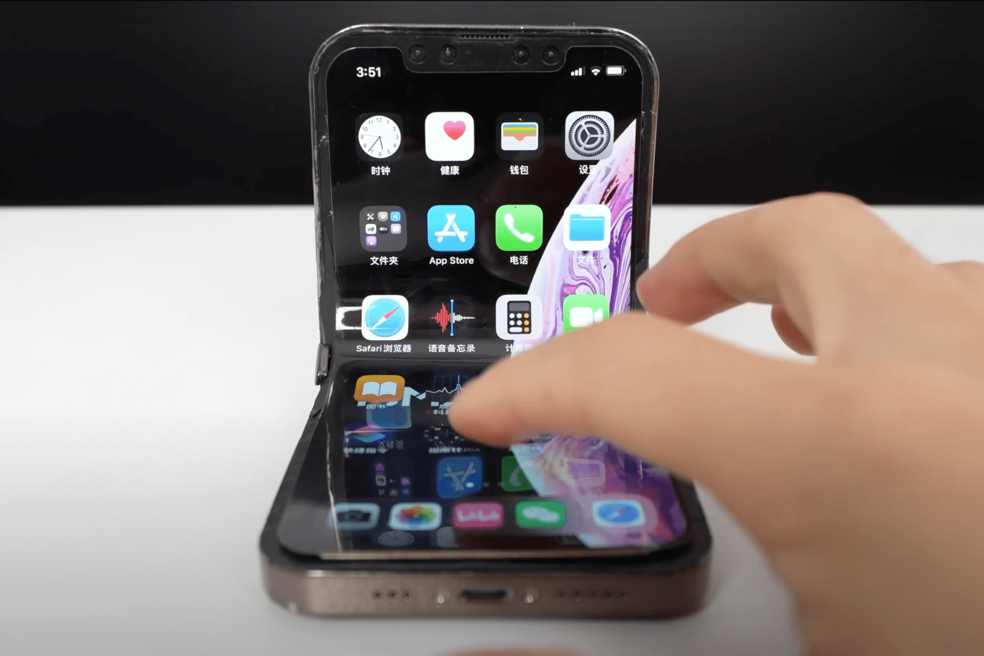 "iPhone V"-Experiment: Chinesische Bastler zeigen ihr faltbares iPhone bei YouTube.