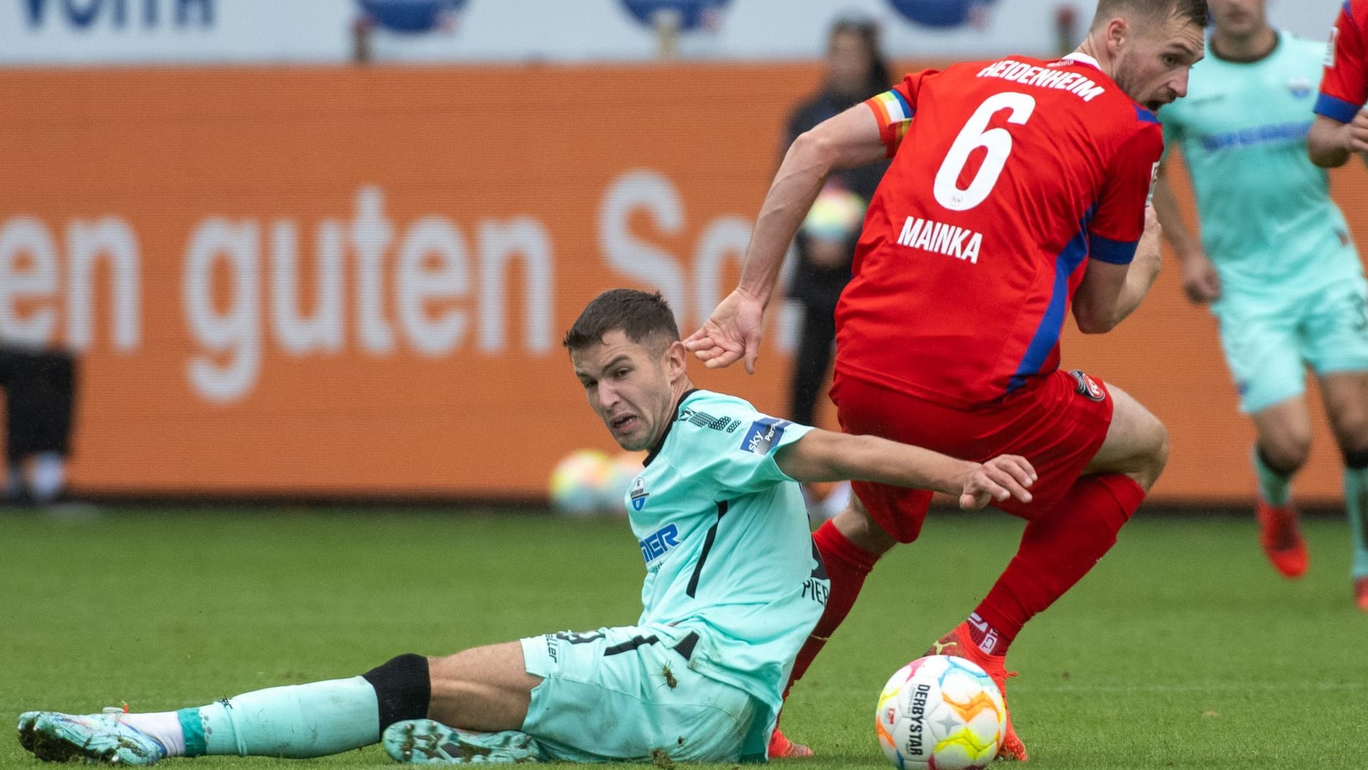 Patrick Mainka (r.) gegen Marvin Pieringer: Heidenheim zog mit dem Sieg im direkten Duell an Paderborn vorbei.