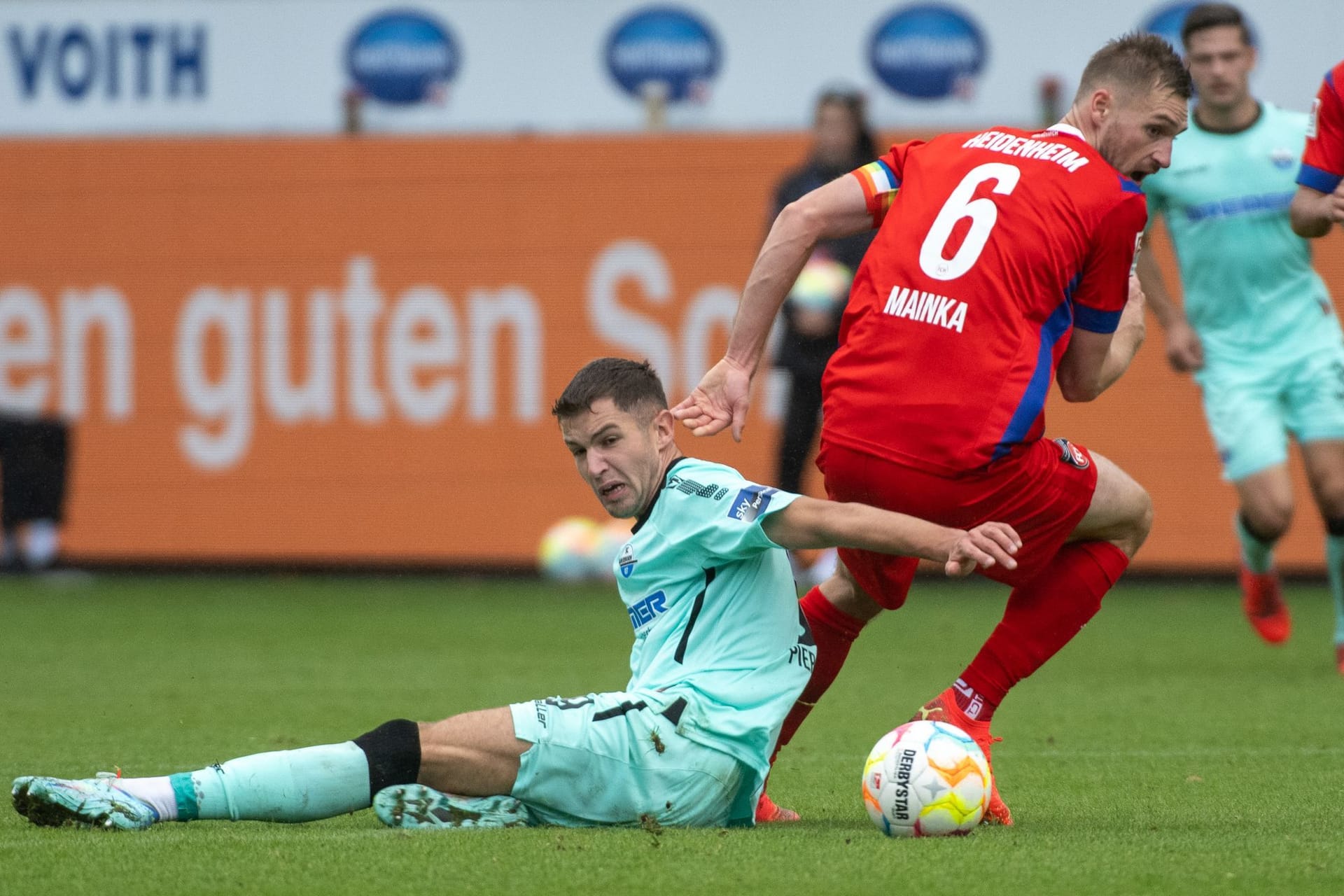 Patrick Mainka (r.) gegen Marvin Pieringer: Heidenheim zog mit dem Sieg im direkten Duell an Paderborn vorbei.