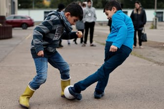 Kinder spielen auf dem Gelände eines Wohnheims für Asylbewerber: Die Bundesregierung will die Antragsfristen für die Einbürgerung verkürzen.