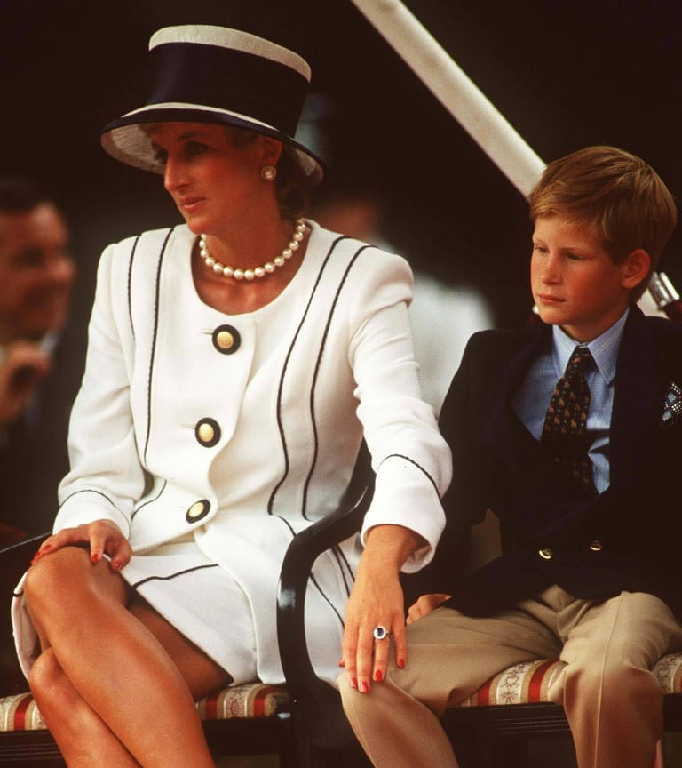 Prinz Harry mit seiner Mutter Lady Diana im Jahr 1995.