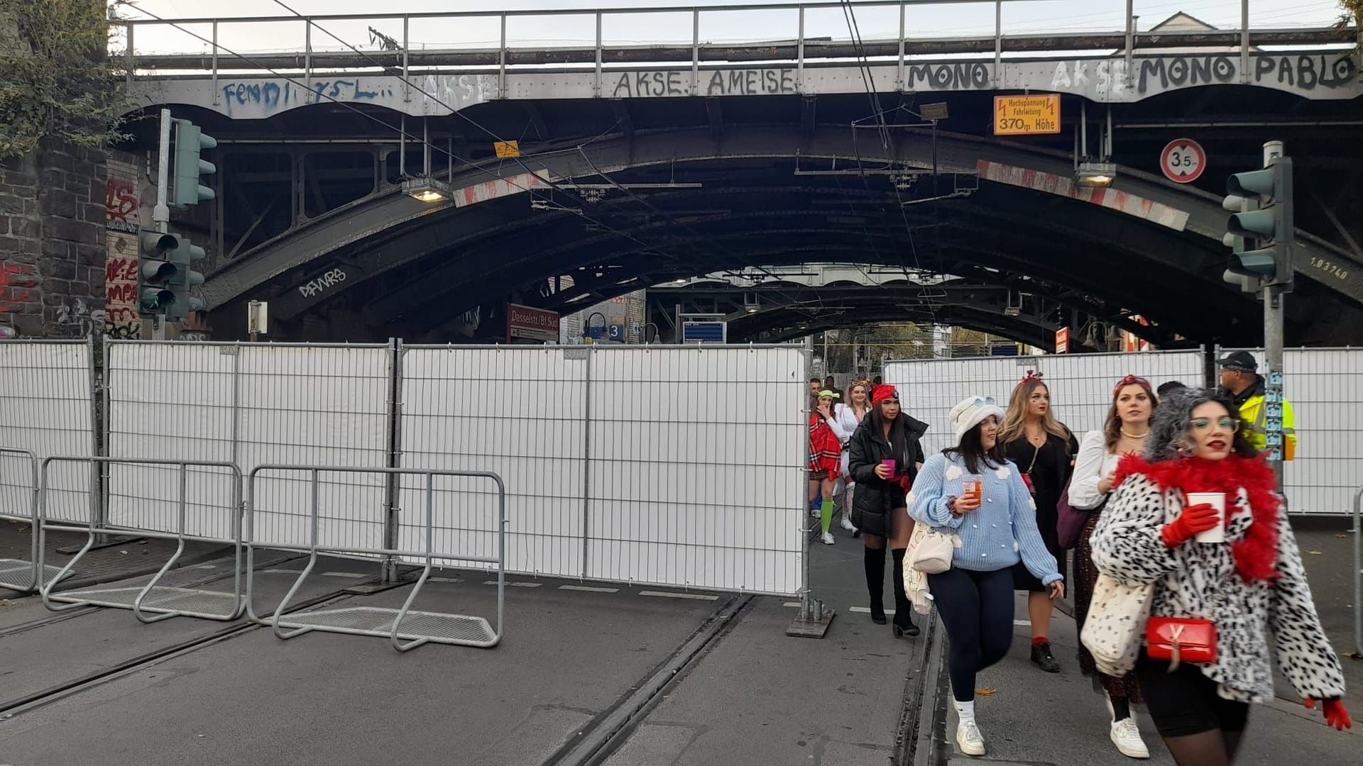 Kwartier Latäng: Die ersten Jecken kommen in der "Problemzone" rund um die Zülpicher Straße an.