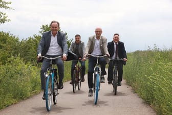 Das ist doch viel schöner als im Stau zu stehen: Die Bürgermeister von Leipzig, Schkeuditz, Halle und Kabelsketal (v.l.n.r.) im Sommer 2020 bei der Vorstellung des Radschnellwegprojektes.