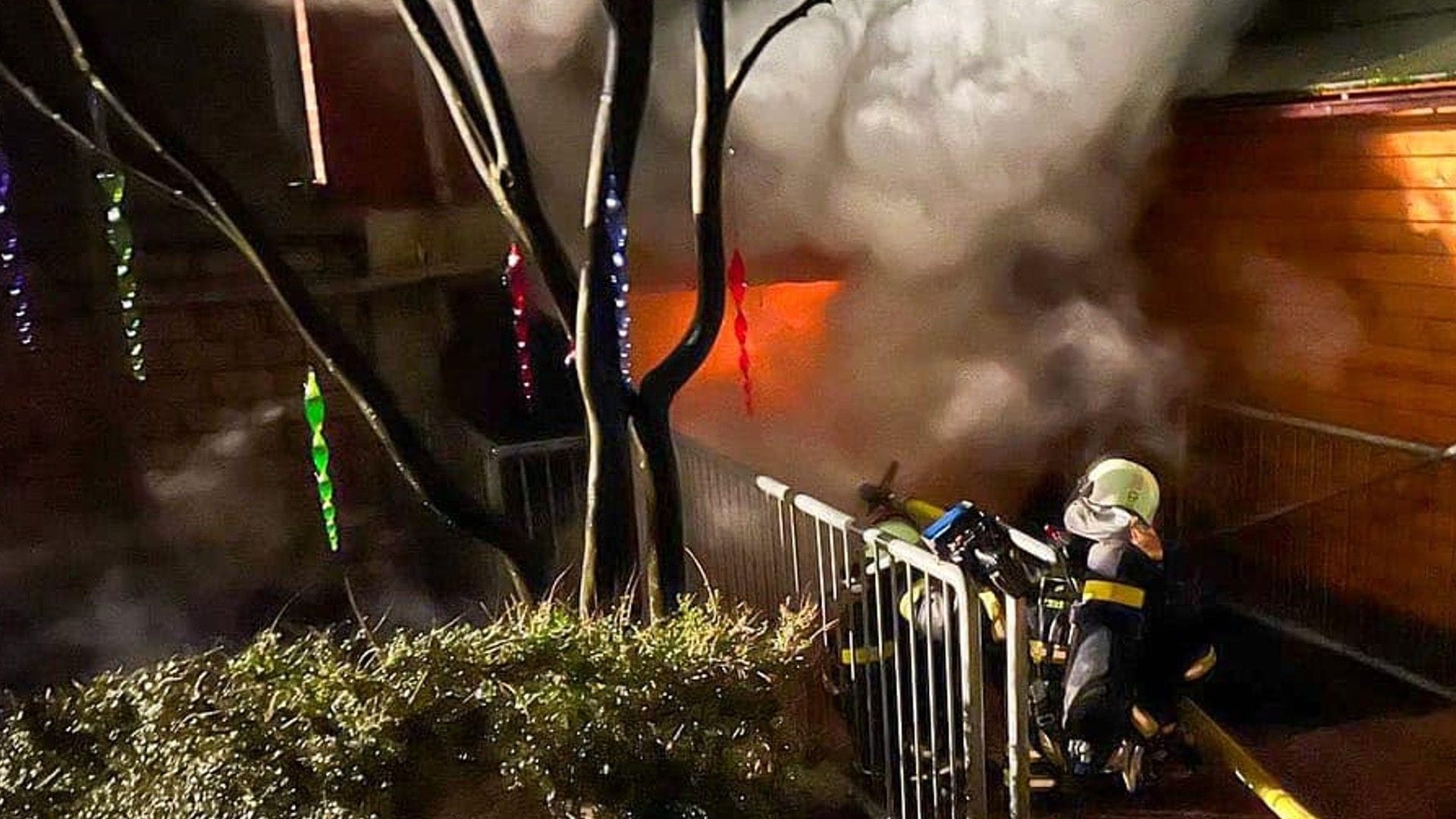 Flammen schlagen aus dem Keller: Der Einsatz dauerte rund sechs Stunden.