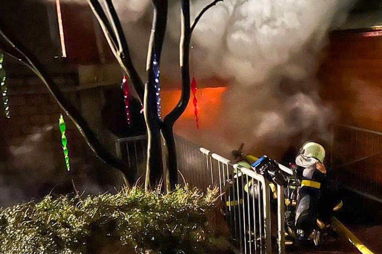 Flammen schlagen aus dem Keller: Der Einsatz dauerte rund sechs Stunden.