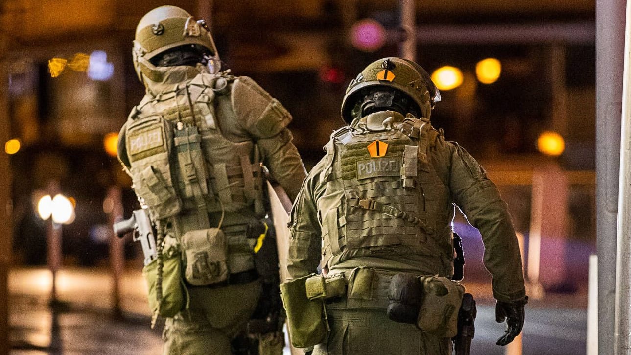 Einsatzkräfte bei einer Razzia in Nordrhein-Westfalen (Symbolbild): Am Donnerstag wurde die Wohnung des Verdächtigen durchsucht.