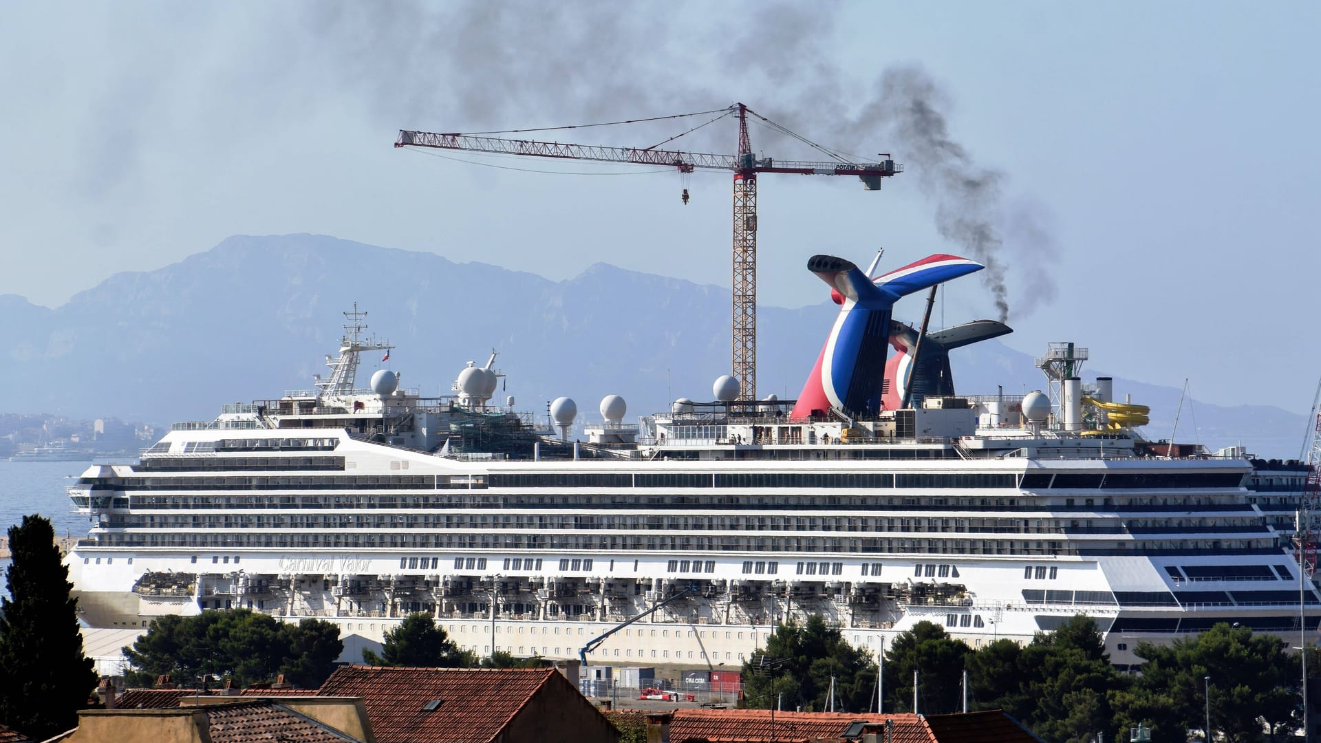 Kreuzfahrtschiff "Carnival Valor" (Archiv): Der Passagier war am Mittwochabend zuletzt gesehen worden.