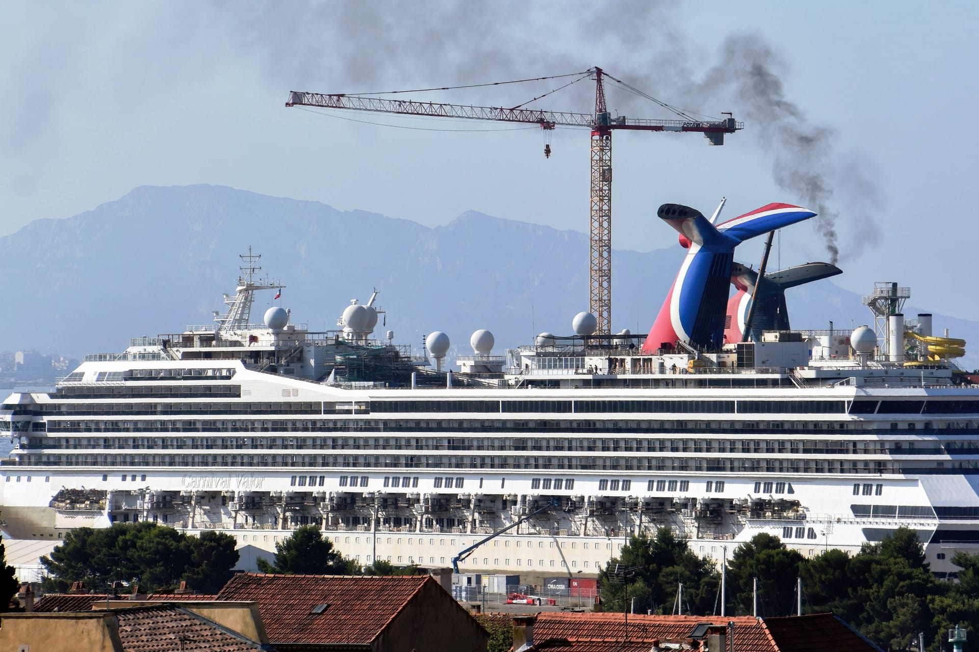 Kreuzfahrtschiff "Carnival Valor" (Archiv): Der Passagier war am Mittwochabend zuletzt gesehen worden.