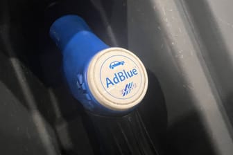 Adblue lässt sich an Tankstellen über die gekennzeichneten Zapfsäulen nachfüllen.