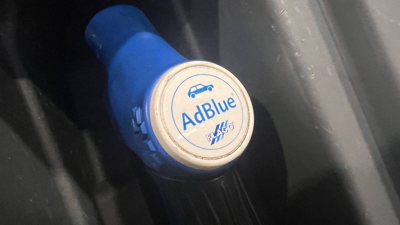 Adblue lässt sich an Tankstellen über die gekennzeichneten Zapfsäulen nachfüllen.