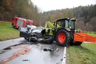 Im Nürnberger Land überlebte ein 35-Jähriger den Zusammenprall mit einem Traktor nicht.