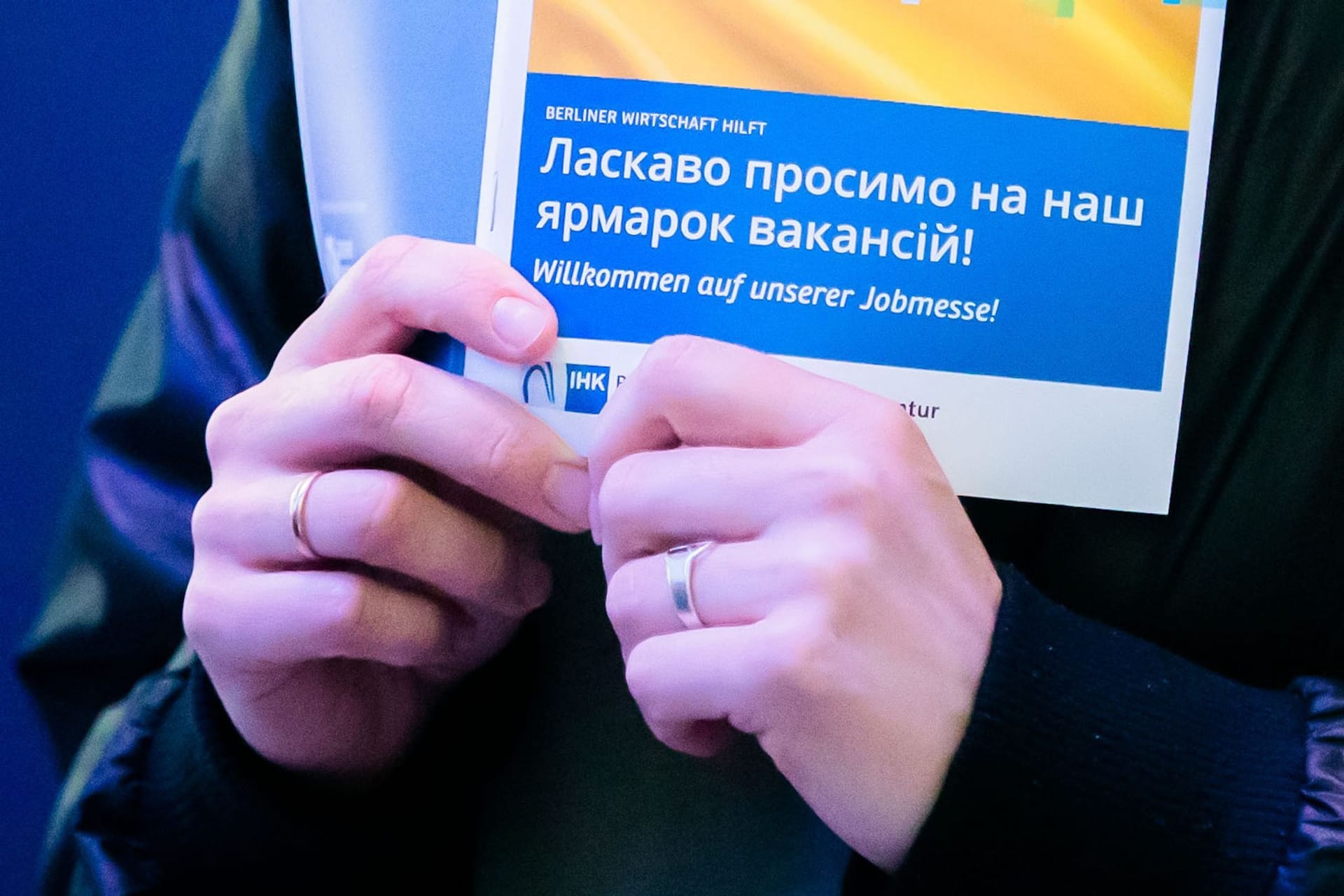 Eine Frau bei einer Jobmesse für ukrainische Geflüchtete: Mehr als 100.000 ukrainische Geflüchtete haben einen regulären Job aufgenommen.