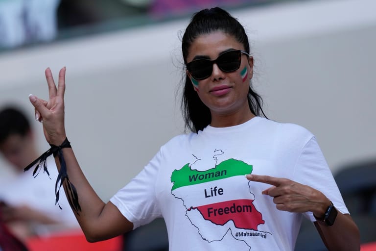 Weibliche Anhängerin unterstützt die Nationalmannschaft des Iran: Der Slogan "Woman. Life. Freedom" ist bei der WM weit verbreitet.