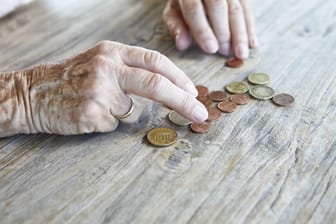 Eine Seniorin zählt Geld (Symbolbild): Immer mehr ältere Menschen in Hannover sind von Altersarmut betroffen.