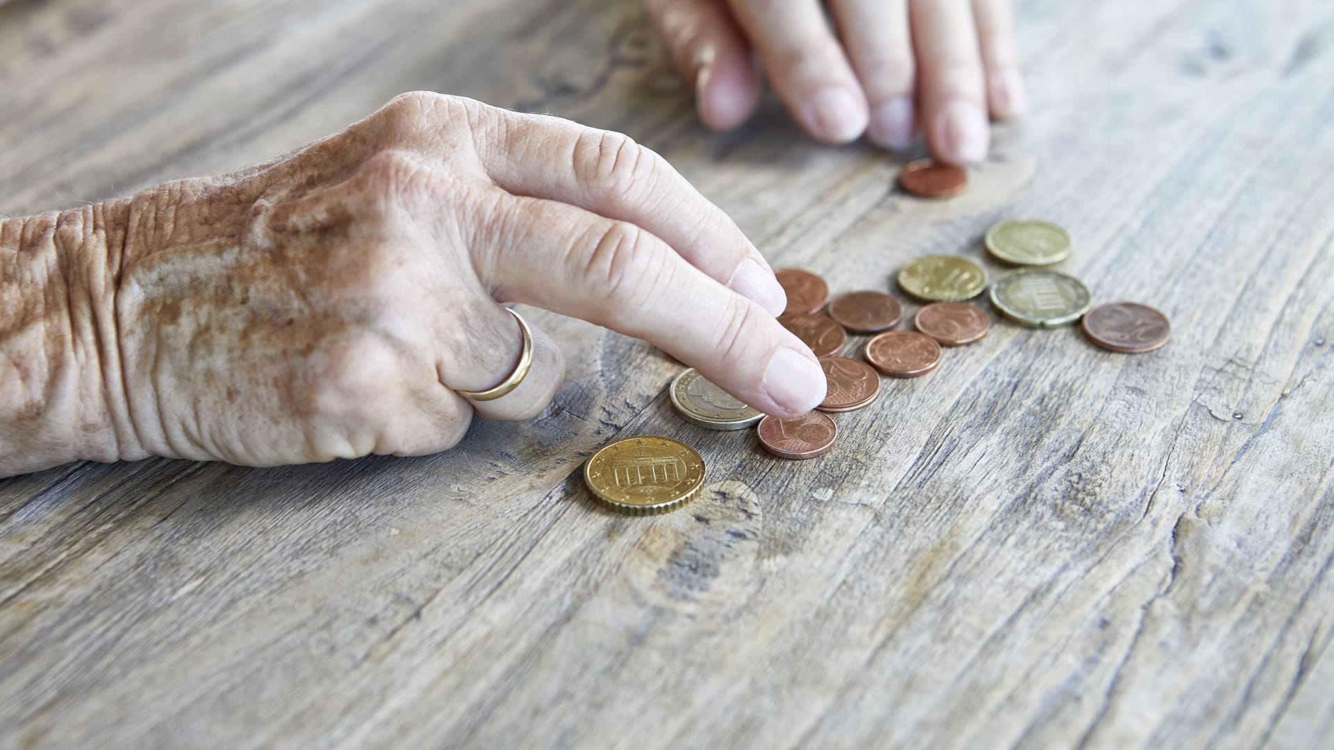 Eine Seniorin zählt Geld (Symbolbild): Immer mehr ältere Menschen in Hannover sind von Altersarmut betroffen.