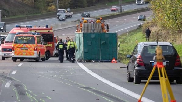 Einsatzkräfte bei der Unfallaufnahme: Der Verunglückte konnte nicht mehr gerettet werden. Einsatzkräfte bei der Unfallaufnahme: Der Verunglückte konnte nicht mehr gerettet werden.