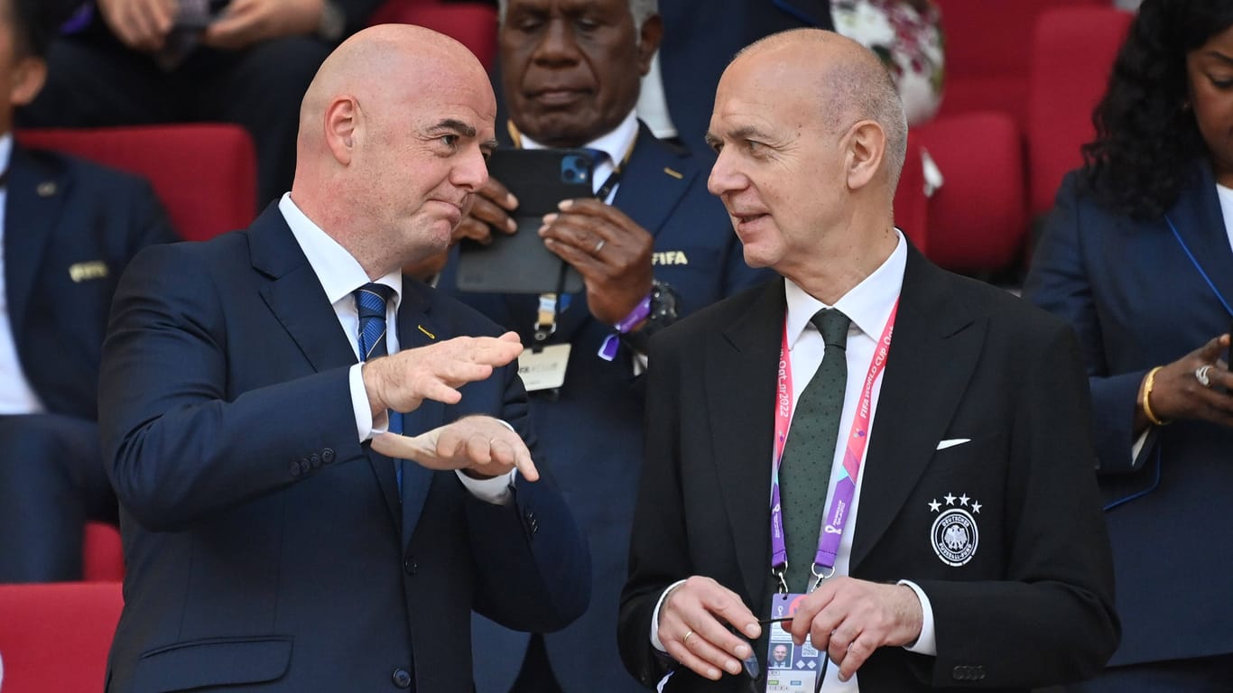 Fifa-Präsident Gianni Infantino (l.) und DFB-Präsident Bernd Neuendorf: Stefan Effenberg fordert den DFB auf, entschieden gegen die Fifa vorzugehen.