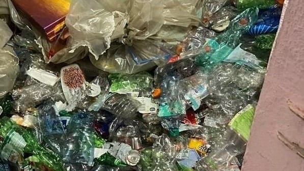 Pfandflaschen-Arsenal: Mit "Kaum Platz in der Wohnung" betitelte die Bremer Polizei das Foto, das die Beamten in den Räumen des Diebes machten. Pfandflaschen-Arsenal: Mit "Kaum Platz in der Wohnung" betitelte die Bremer Polizei das Foto, das die Beamten in den Räumen des Diebes machten.
