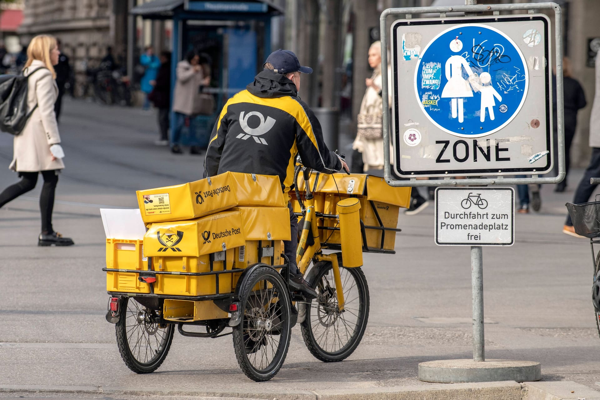 Ein Postzusteller (Symbolbild): Immer mehr Menschen bemängeln die Leistungen bei der Auslieferung von Briefen und Paketen.