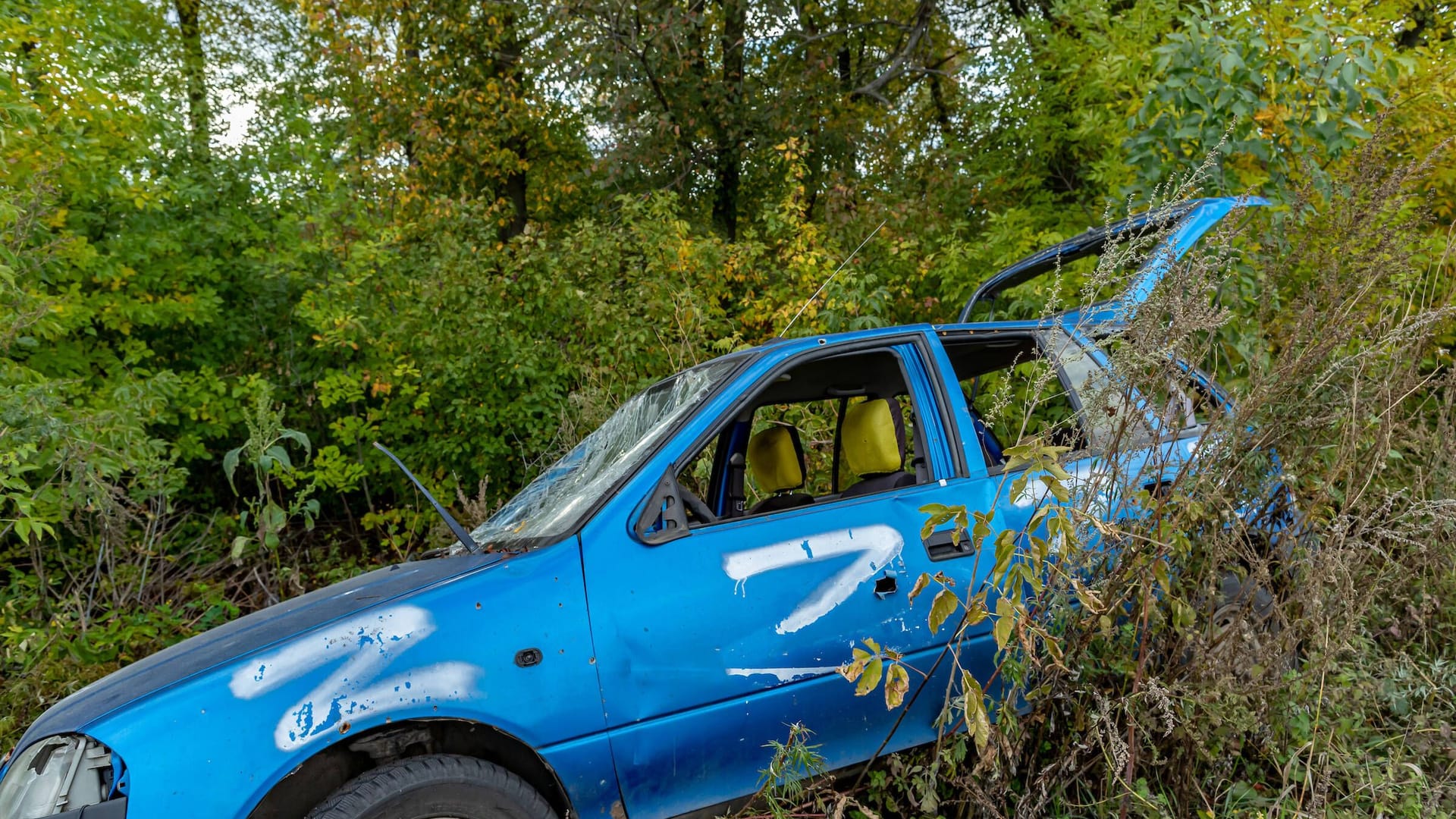 Ein mit einem "Z" besprühtes Auto in der Ukraine (Archivbild): In Rutesheim, westlich von Stuttgart, ist es bereits die zweite Tat in kurzer Zeit.