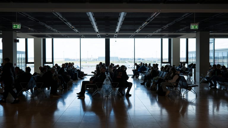 Wartende Flugreisende am Flughafen BER: Welche Rechte haben Sie bei Blockaden?