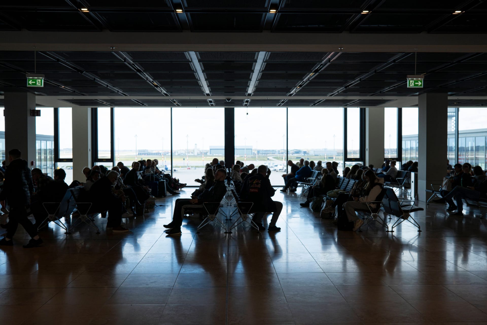 Wartende Flugreisende am Flughafen BER: Welche Rechte haben Sie bei Blockaden?