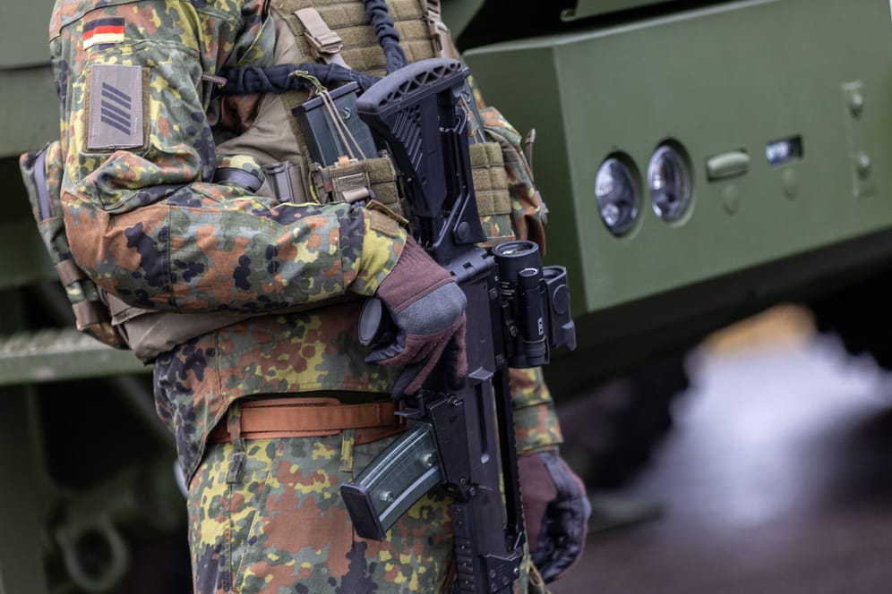 Bundeswehrsoldat mit einem Gewehr: Der 36-Jährige soll eine Kollegin nach einer Party zum Sex gezwungen haben.
