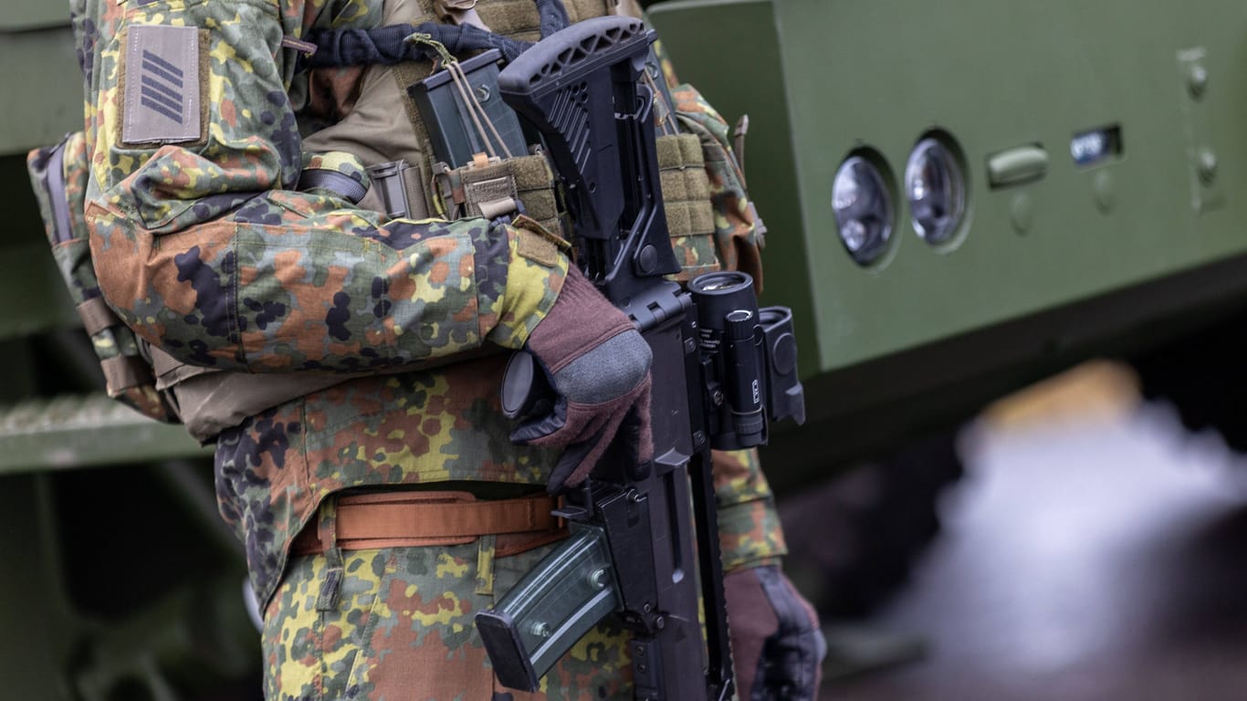 Bundeswehrsoldat mit einem Gewehr: Der 36-Jährige soll eine Kollegin nach einer Party zum Sex gezwungen haben.