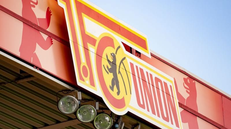 Das Logo des 1. FC Union Berlin in der Alten Försterei (Archivbild): Das Stadion soll vergrößert werden. Das Logo des 1. FC Union Berlin in der Alten Försterei (Archivbild): Das Stadion soll vergrößert werden.