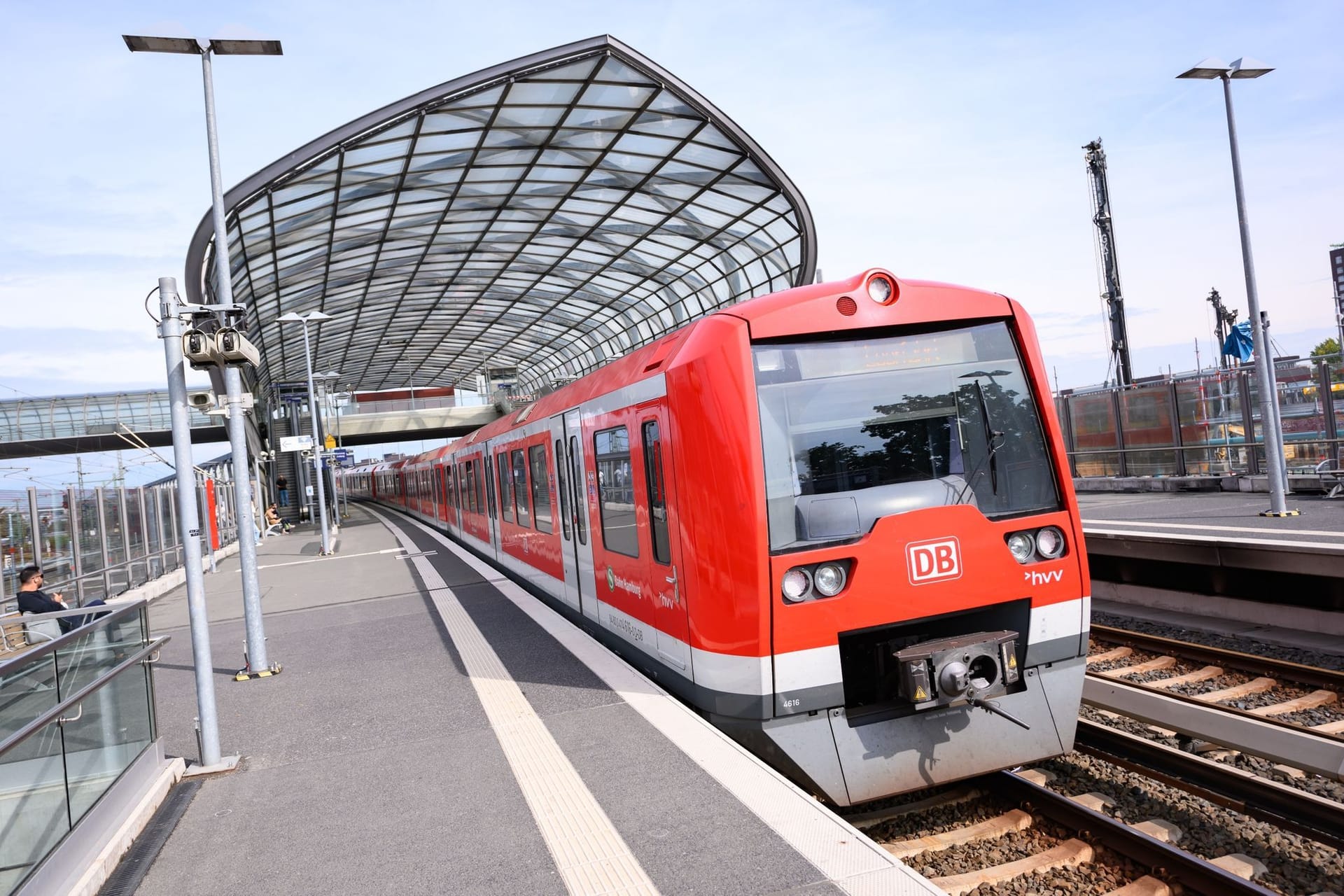 Eine S-Bahn fährt durch den Bahnhof Elbbrücken (Archivbild): Das 49-Euro-Ticket bringt den Regionalverkehr an Kapazitätsgrenzen. Eine S-Bahn fährt durch den Bahnhof Elbbrücken (Archivbild): Das 49-Euro-Ticket bringt den Regionalverkehr an Kapazitätsgrenzen.