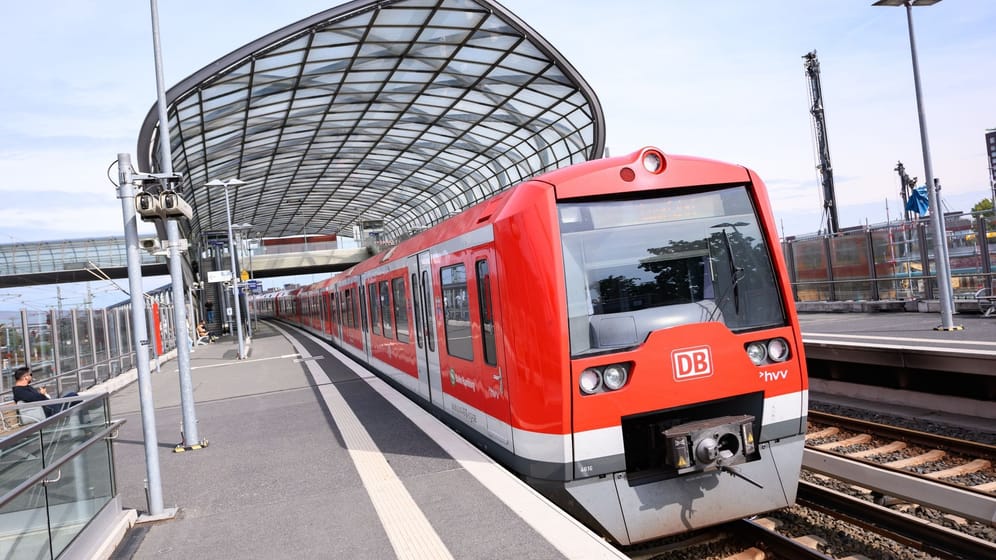 Eine S-Bahn fährt durch den Bahnhof Elbbrücken (Archivbild): Das 49-Euro-Ticket bringt den Regionalverkehr an Kapazitätsgrenzen.