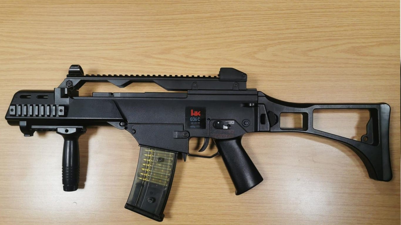 Das Sturmgewehr aus Plastik: Die Bundespolizei stellte die Anscheinswaffe sicher.