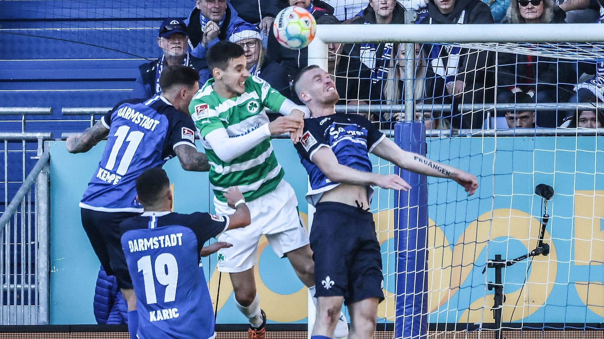 Damian Michalski beim Kopfball: Er erzielt den Ausgleich für die Fürther.