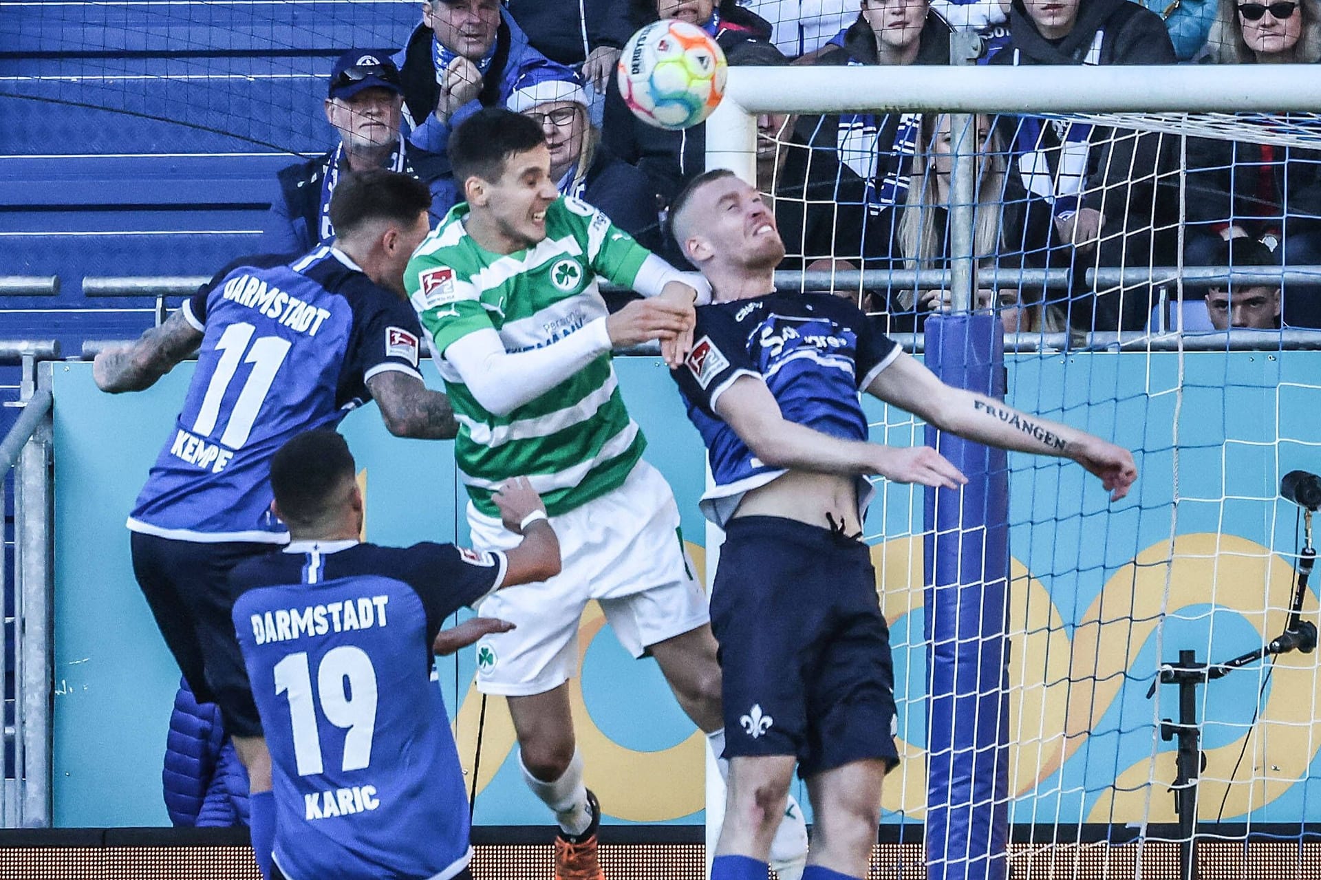 Damian Michalski beim Kopfball: Er erzielt den Ausgleich für die Fürther.