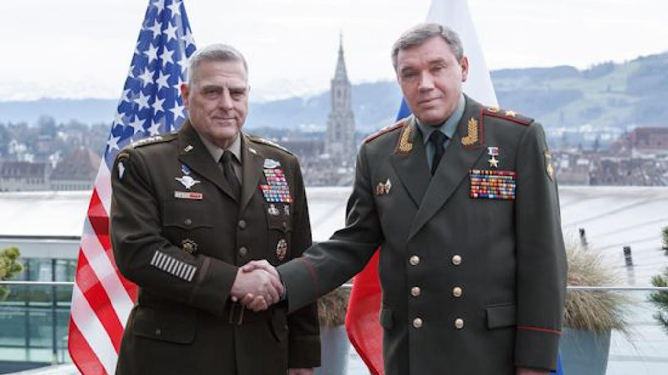 Händeschütteln: US-Generalstabschef Mark Milley und sein russischer Amtskollegen Walery Gerassimov. Mitt Telefonieren hat es zuletzt nicht geklappt.
