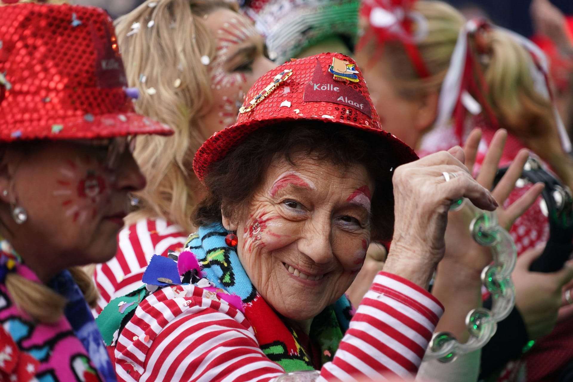 "Oma Edith" am Heumarkt: Die 83-Jährige feierte gemeinsam mit Tausenden anderen den Karnevalsauftakt.