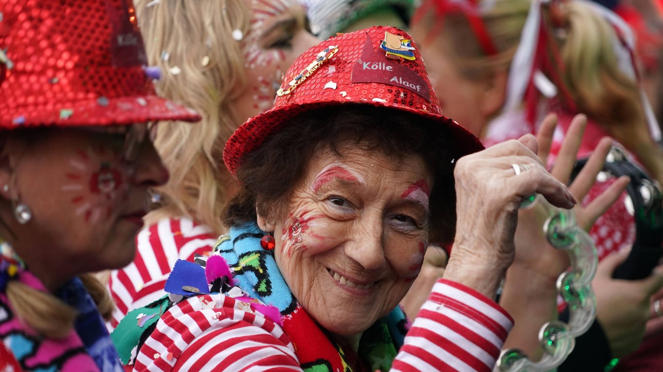 "Oma Edith" am Heumarkt: Die 83-Jährige feierte gemeinsam mit Tausenden anderen den Karnevalsauftakt.