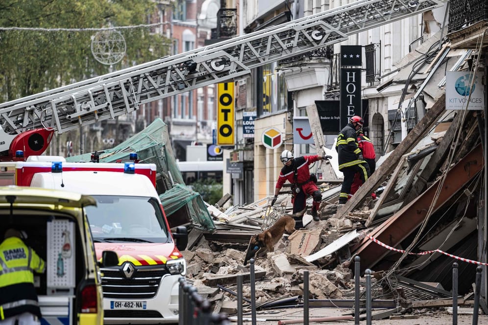Unglücksstelle im Zentrum von Lille: Rettungskräfte waren mit Suchhunden und Spezialgerät im Einsatz.