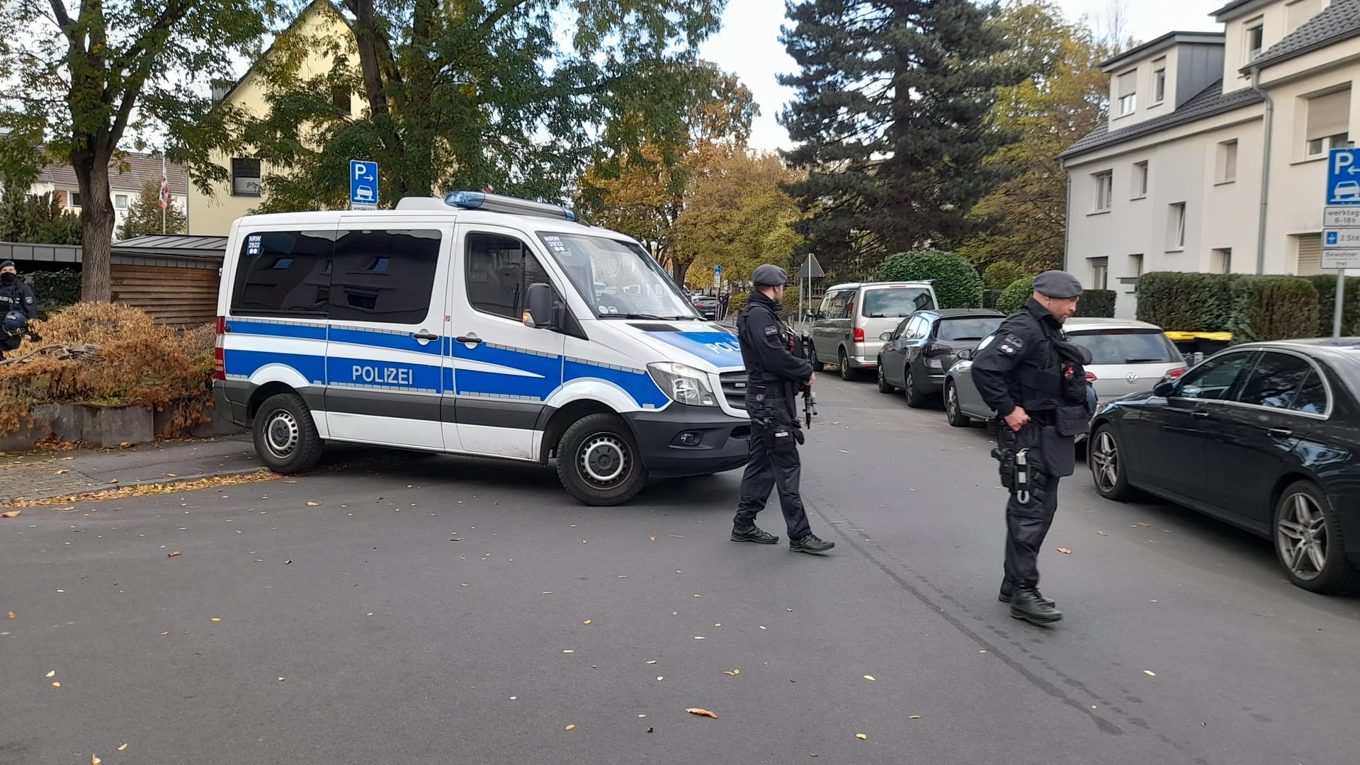 Beamte sperren den Bereich ab: Ein Verdächtiger hatte einen Rucksack unter ein Auto geworfen.