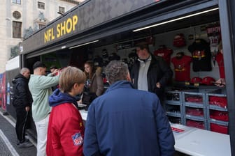 NFL-Fans stehen an einem Verkaufsstand für Football-Kleidung: München ist im Football-Fieber.