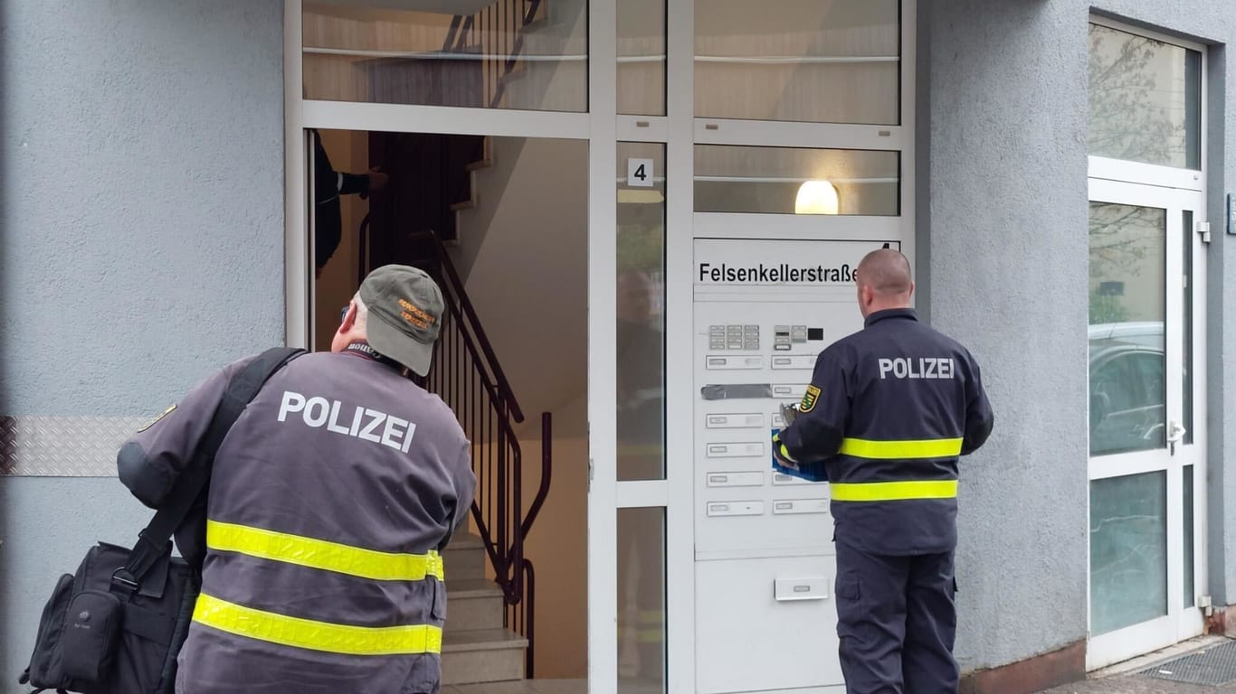 Unglücksort in der Leipziger Felsenkellerstraße: Ermittler suchen die Ursache des tödlichen Brandes.