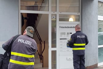 Unglücksort in der Leipziger Felsenkellerstraße: Ermittler suchen die Ursache des tödlichen Brandes.