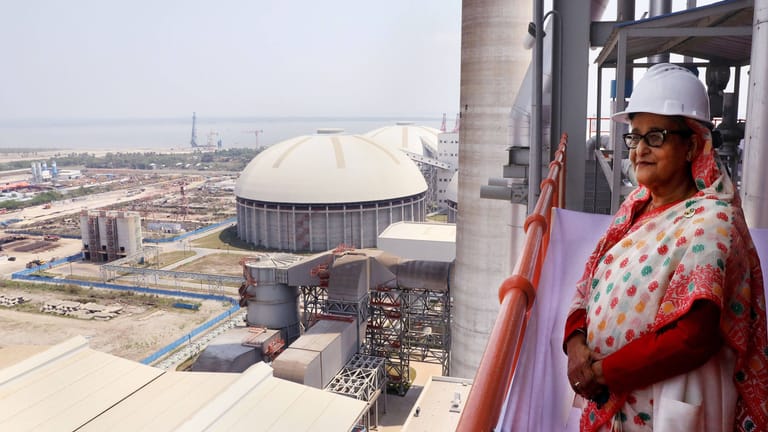Bangladeshs Premierministerin Sheikh Hasina begutachtet ein neu eröffnetes Kohlekraftwerk: Noch nicht alle Staaten können oder wollen nur auf erneuerbare Energien setzen.