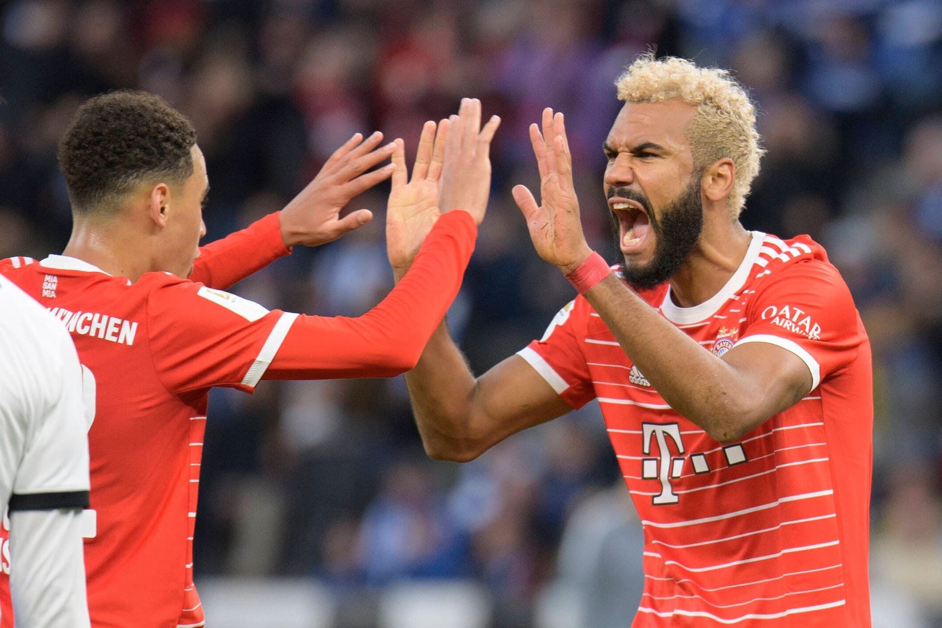 Eric Maxim Choupo-Moting (r.) jubelt mit Jamal Musiala: Sie erzielten die Tore für Bayern.