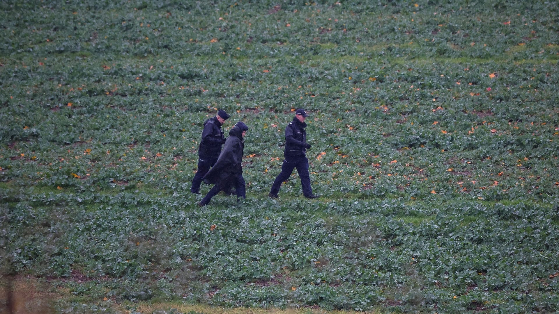 Polizeibeamte nahe der Unglücksstelle: Derzeit laufen noch die Untersuchungen.