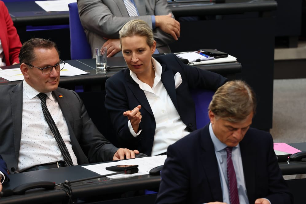 Verwaltungschef für die Fraktion: Tino Chrupalla und Alice Weidel, dazu der Erste Parlamentarische Geschäftsführer Bernd Baumann, haben jetzt einen Fraktionsgeschäftsführer. Fast fünf Jahre lang hatte die AfD keinen.